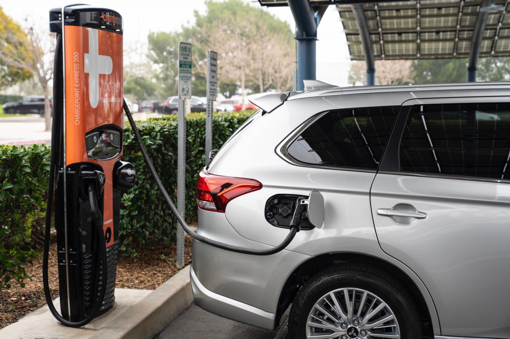 2021 Mitsubishi Outlander Plug-In Hybrid charging 2021 Mitsubishi Outlander Plug-In Hybrid charging