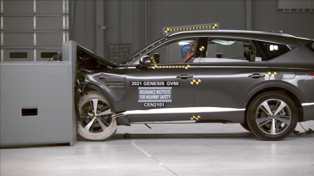 2021 Genesis GV80 in IIHS testing 2021 Genesis GV80 in IIHS testing