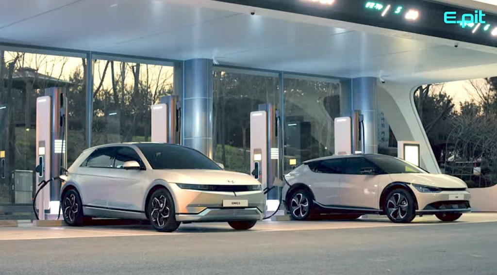 Hyundai Ioniq 5 and Kia EV6 - Hyundai E-Pit fast-charging Hyundai Ioniq 5 and Kia EV6 - Hyundai E-Pit fast-charging