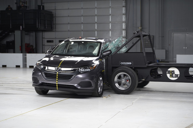 2021 Honda HR-V in IIHS side-impact crash test 2021 Honda HR-V in IIHS side-impact crash test