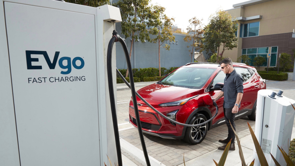 2022 Chevrolet Bolt EUV at EVgo fast-charging station 2022 Chevrolet Bolt EUV at EVgo fast-charging station