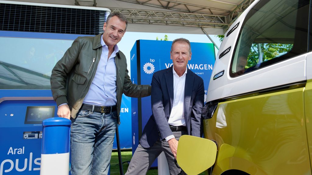 VW CEO Herbert Diess and BP CEO Bernard Looney with Flexpole charger VW CEO Herbert Diess and BP CEO Bernard Looney with Flexpole charger