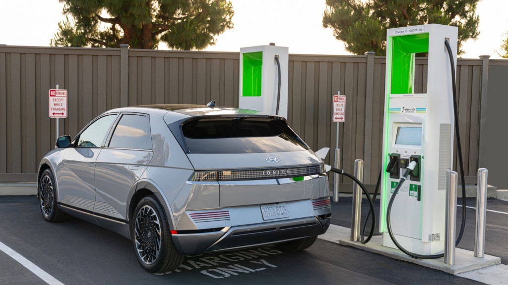 2022 Hyundai IONIQ 5 at Electrify America DC fast-charging station 2022 Hyundai IONIQ 5 at Electrify America DC fast-charging station