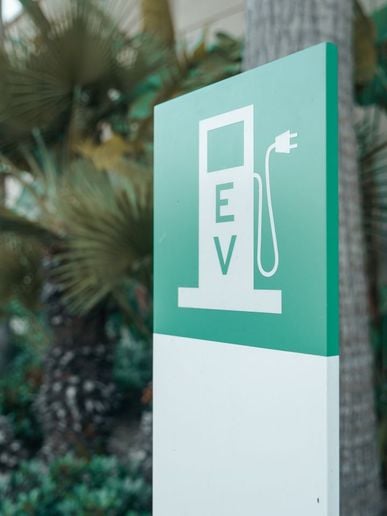 Large automakers have pressed for maintaining the current rating because they say lower values could actually dissuade consumers from buying EVs. - IMAGE: Pexels/Kindel Media