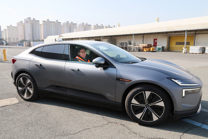 At Renault Korea's Busan plant in Gangseo-gu, Busan on the 7th, Busan Mayor Park Hyung-joon (third left) and Renault Korea President Stefan De Blaise are looking at the Polestar 4 vehicle, which is scheduled to be produced in the second half of the year. [Busan City]