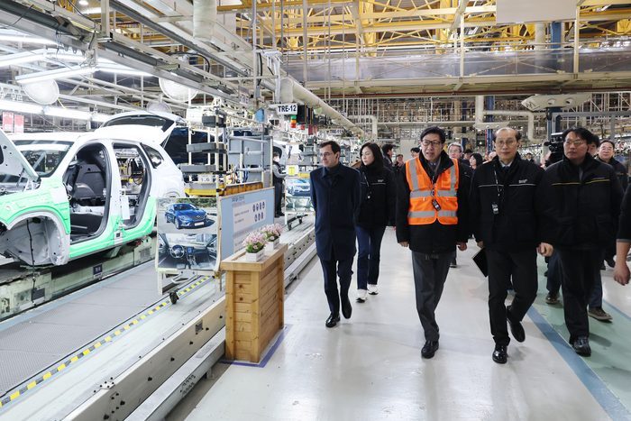 Busan Mayor Park Hyung-joon (third left) and Renault Korea President Stefan De Blaise (first left) are touring new production facilities at Renault Korea's Busan plant in Gangseo-gu, Busan on the 7th. [Busan City]