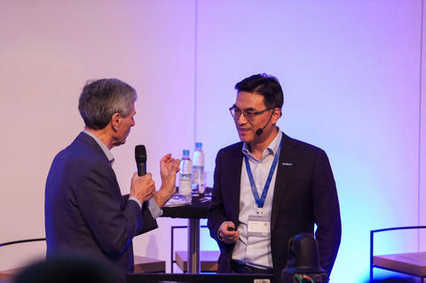 Dr. James Yu of QCraft and Prof. Dr. Ferdinand Dudenhöffer, the founder of the Center Automotive Research (CAR)